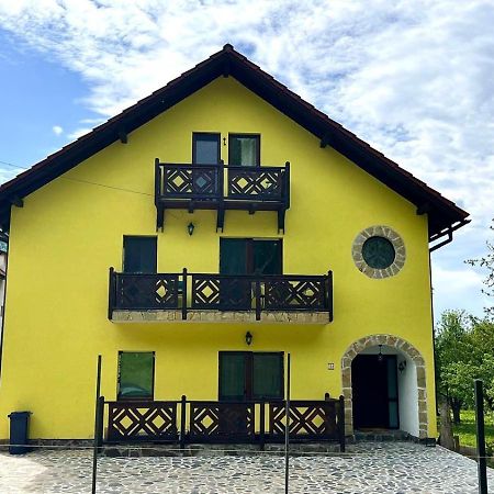 Yellow House 브란 외부 사진