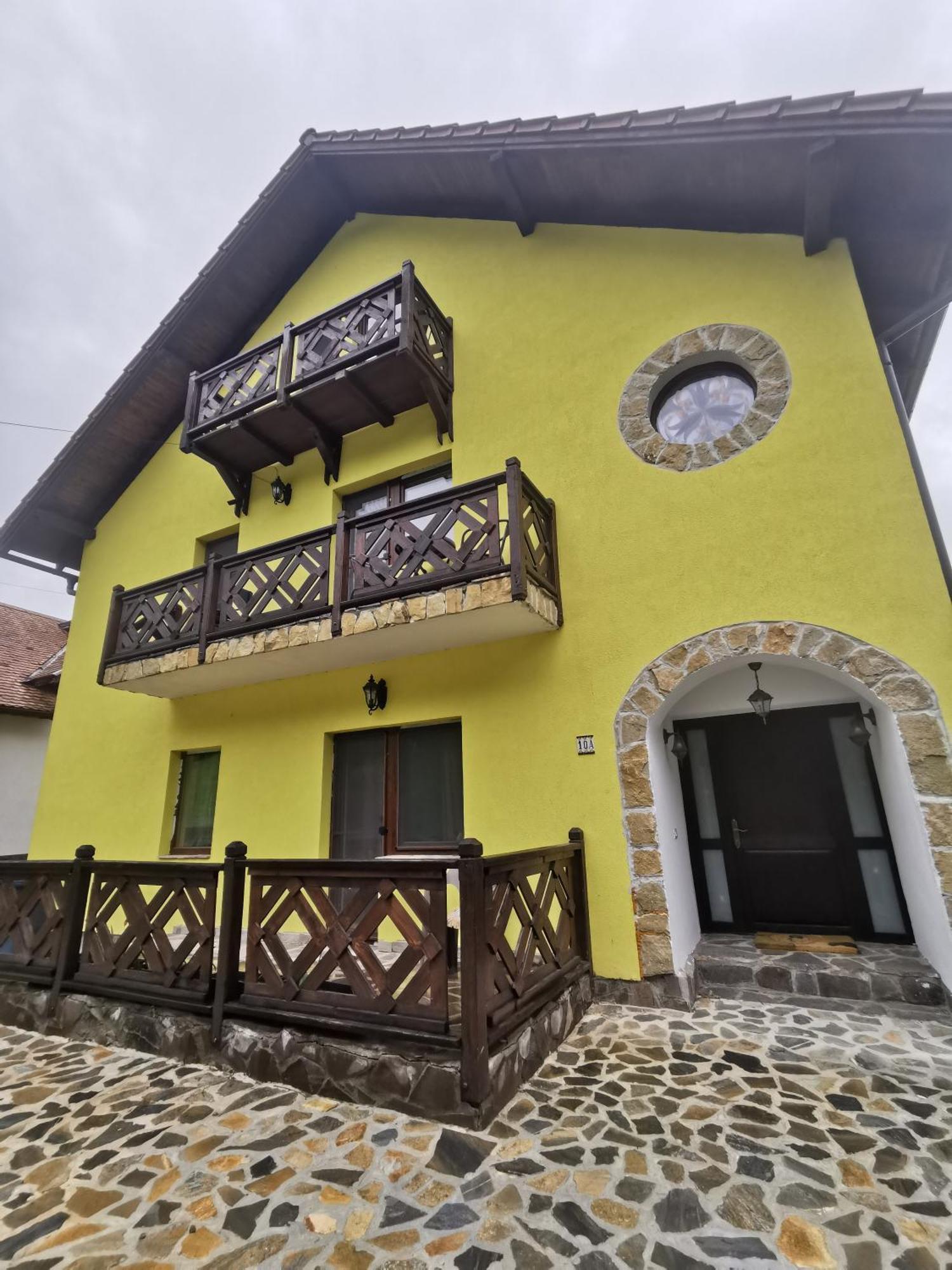Yellow House 브란 외부 사진