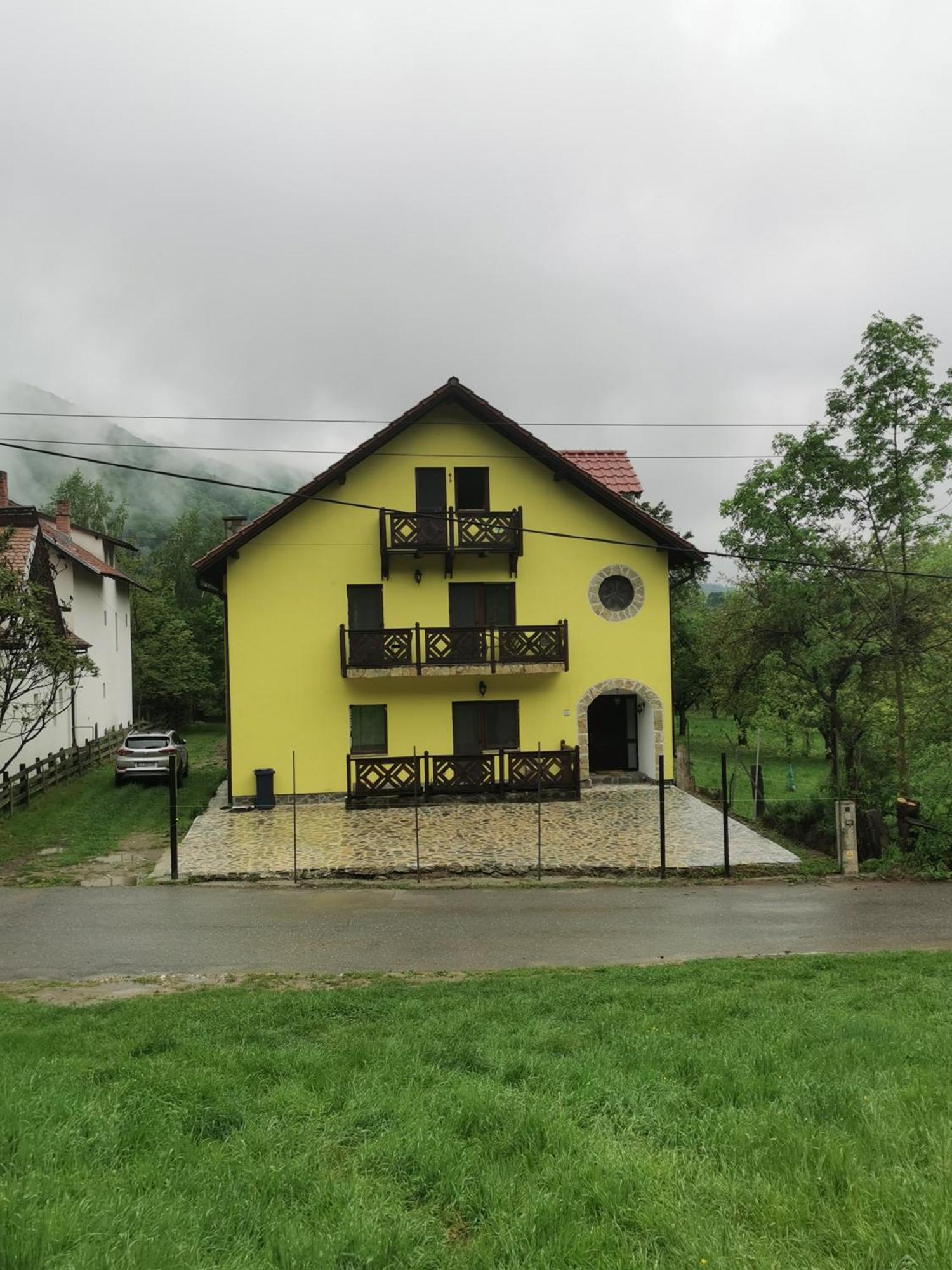 Yellow House 브란 외부 사진