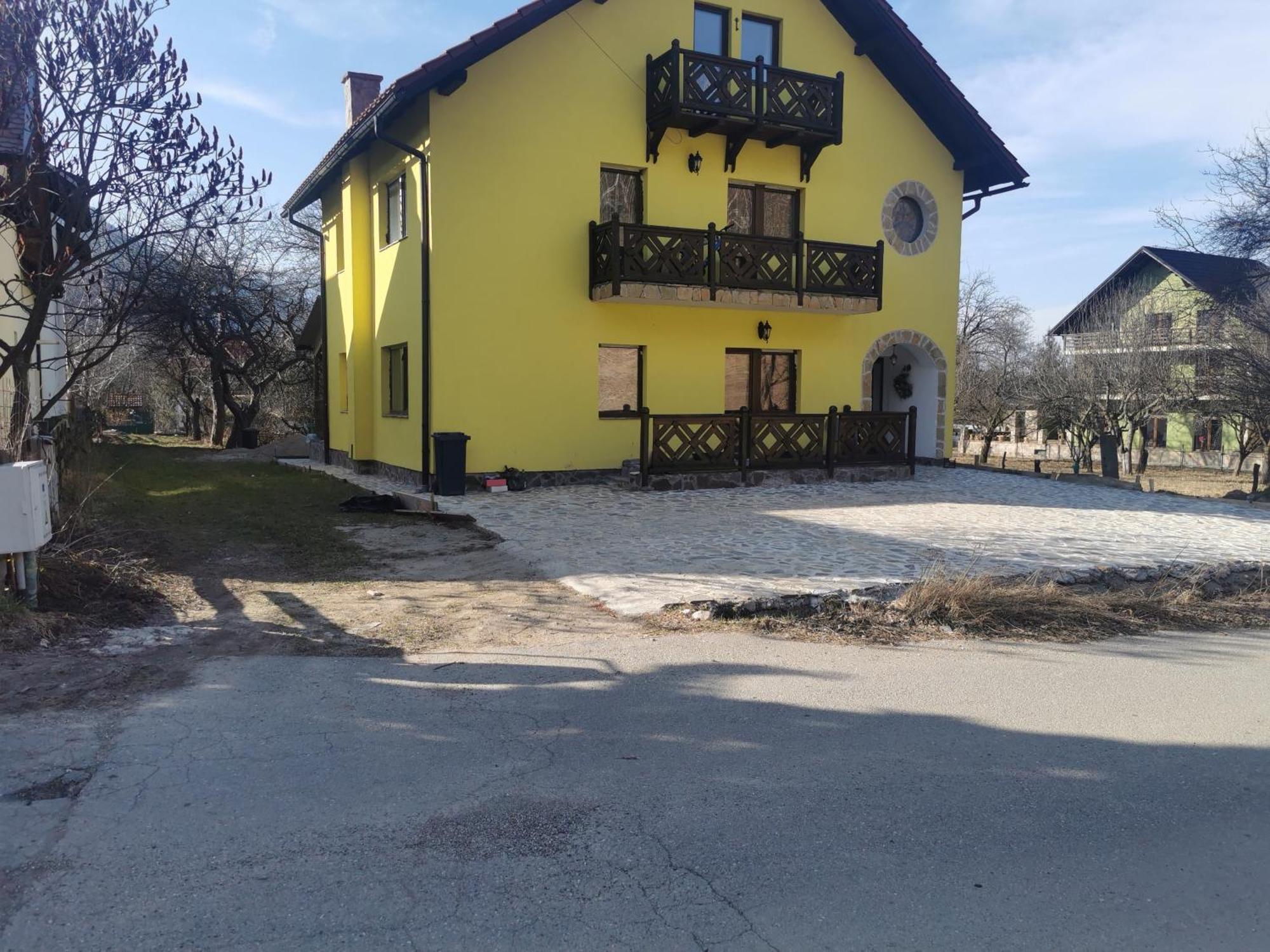 Yellow House 브란 외부 사진