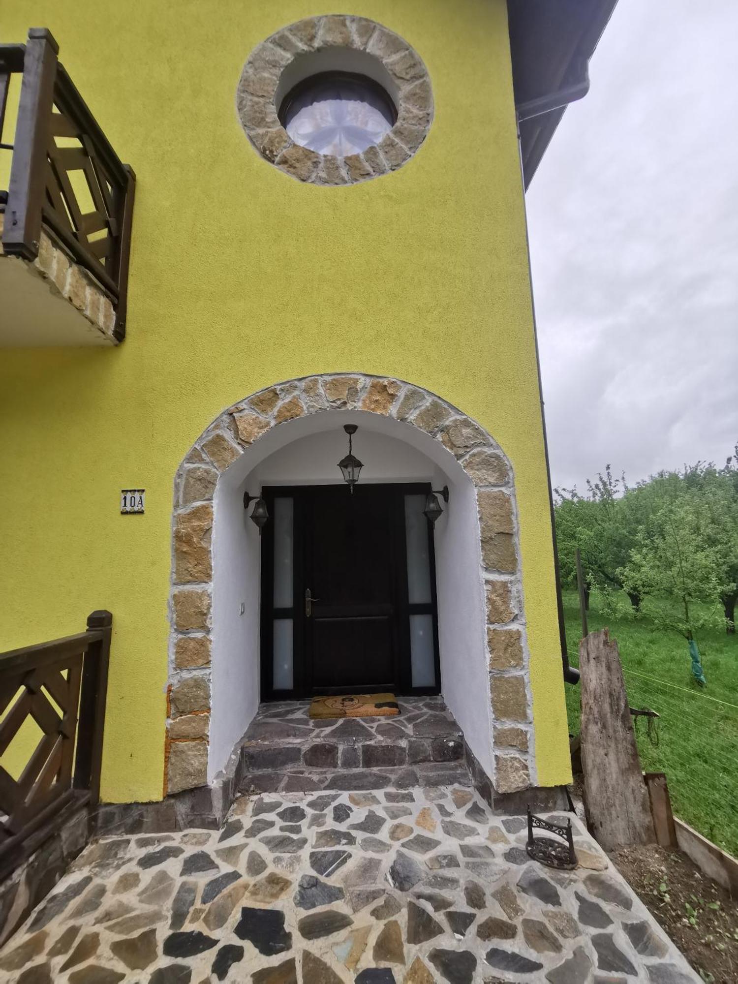 Yellow House 브란 외부 사진