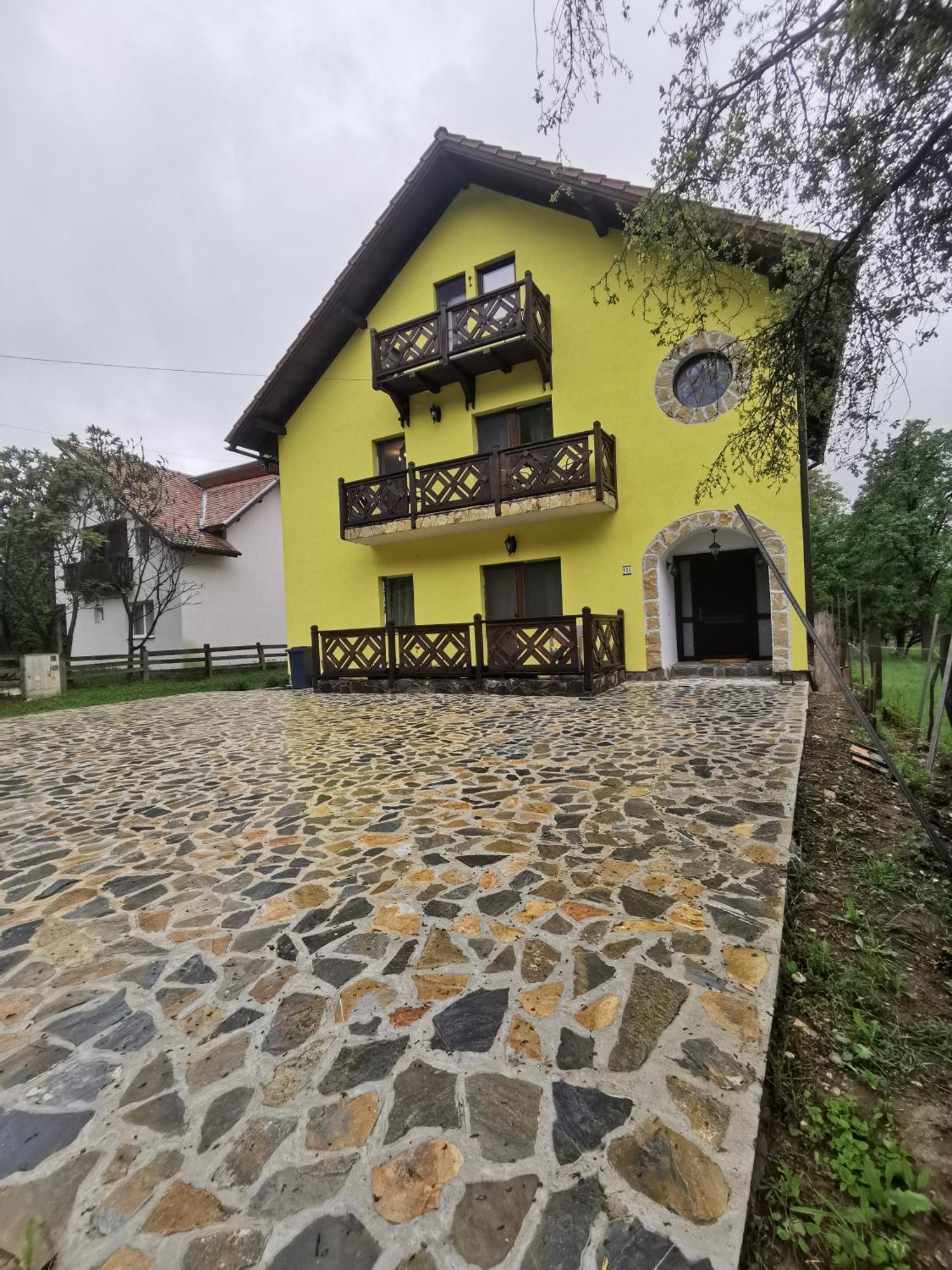 Yellow House 브란 외부 사진